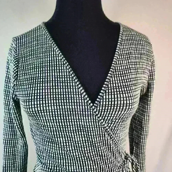 NWT‎ Caution To The Wind Medium Black/White Stretch Knit Peplum Top Deep V Neck - Picture 5 of 6